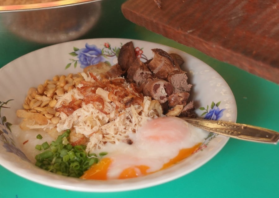Rekomendasi Bubur Ayam Terbaik untuk Sarapan Pagi di Surabaya